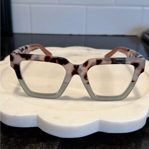 NWOT Women’s Chai Tortoise/Green “Take a Bow” Readers 2.5